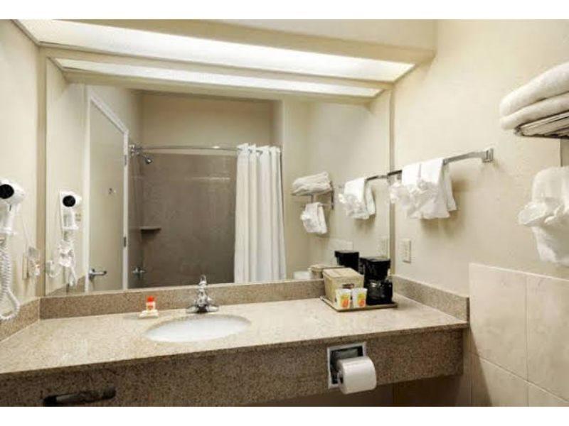 Super 8 By Wyndham Iah West/Greenspoint Aldine Dış mekan fotoğraf