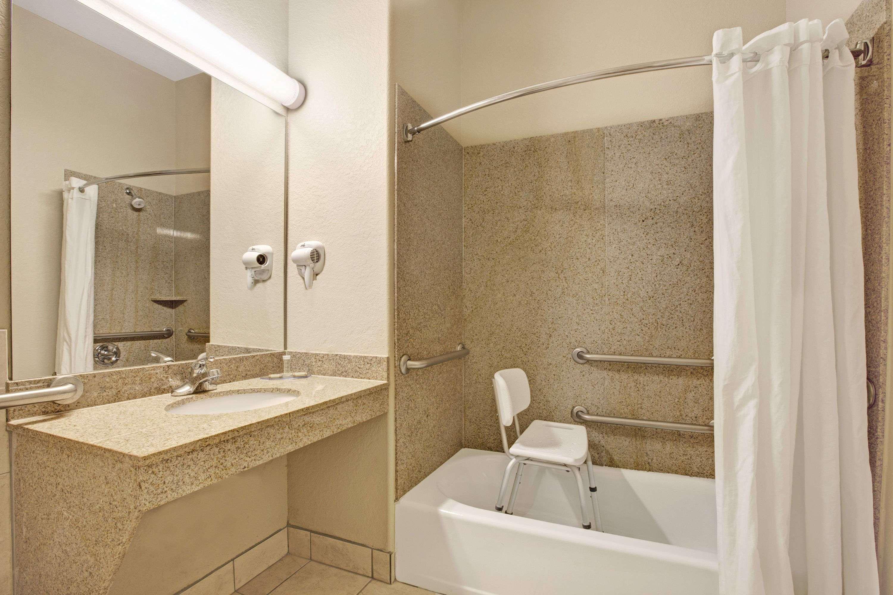Super 8 By Wyndham Iah West/Greenspoint Aldine Dış mekan fotoğraf