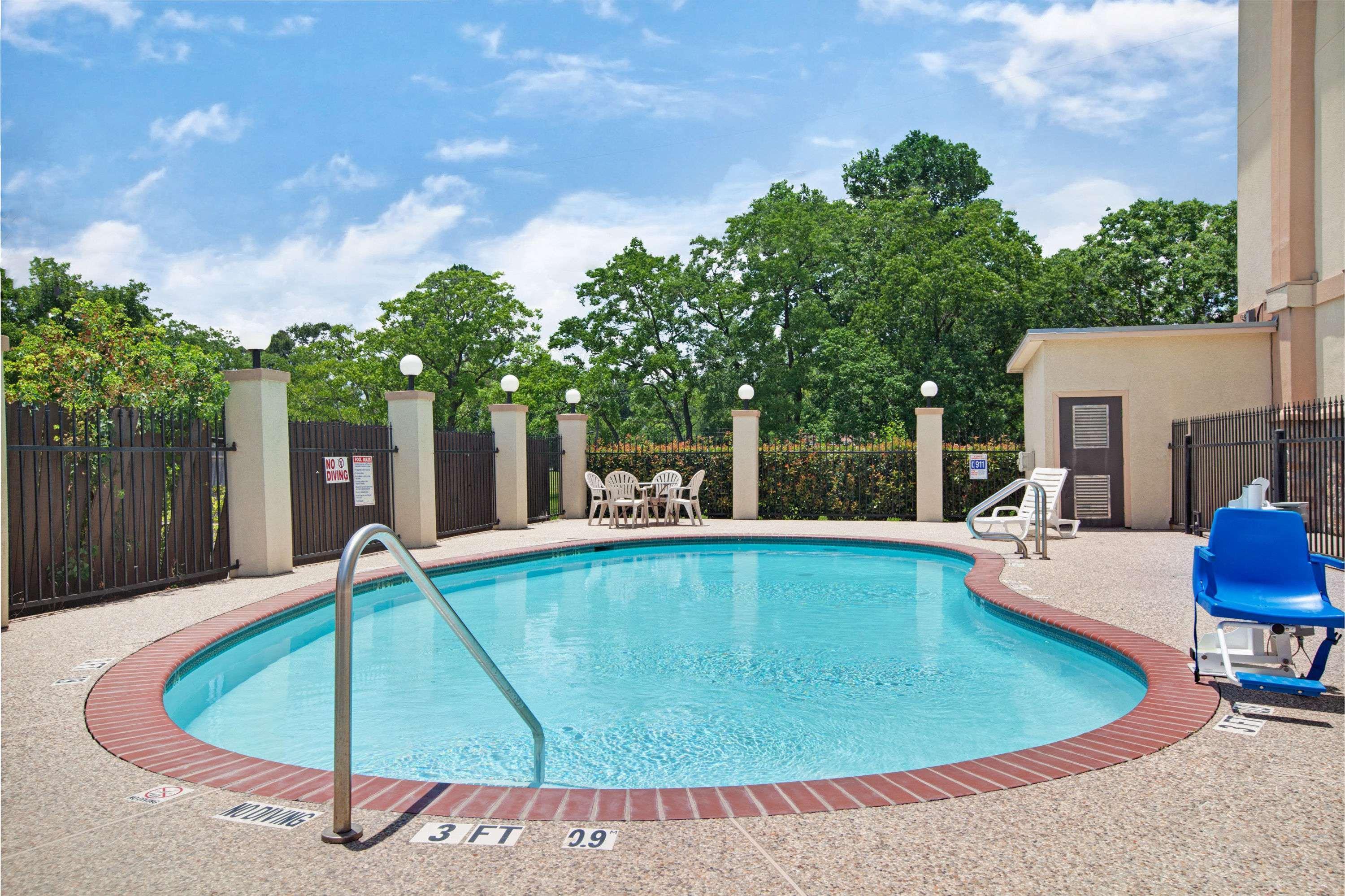 Super 8 By Wyndham Iah West/Greenspoint Aldine Dış mekan fotoğraf