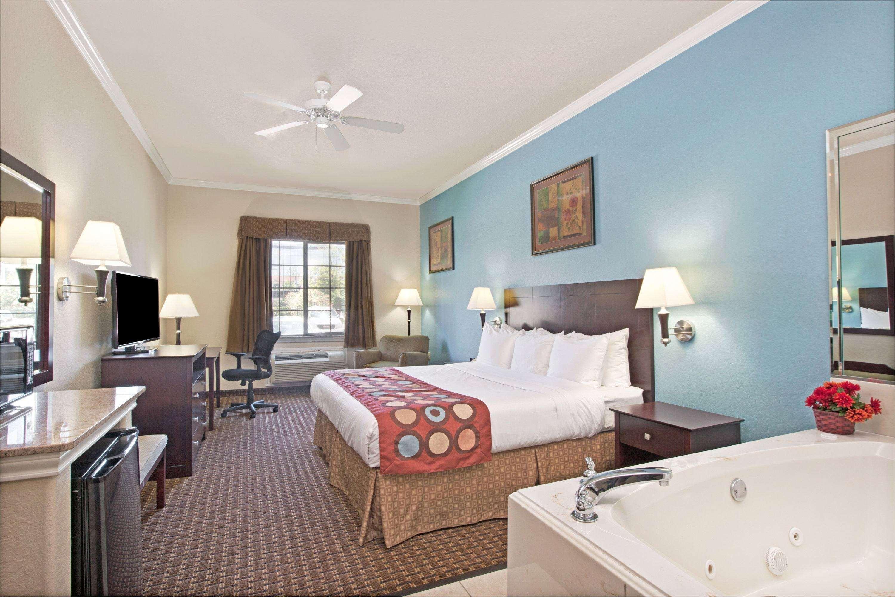 Super 8 By Wyndham Iah West/Greenspoint Aldine Dış mekan fotoğraf